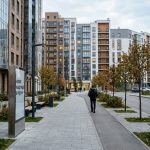 Рынок новостроек Перми активно развивается Person_walking_toward_apartment_…_202606200924_6.jpeg